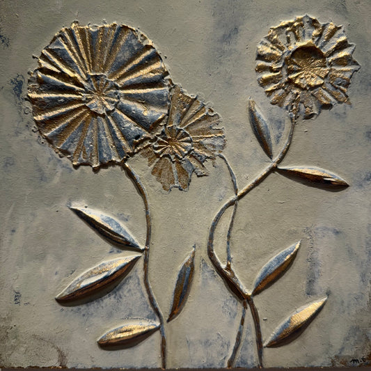 Trois fleurs dorees sur fond blue