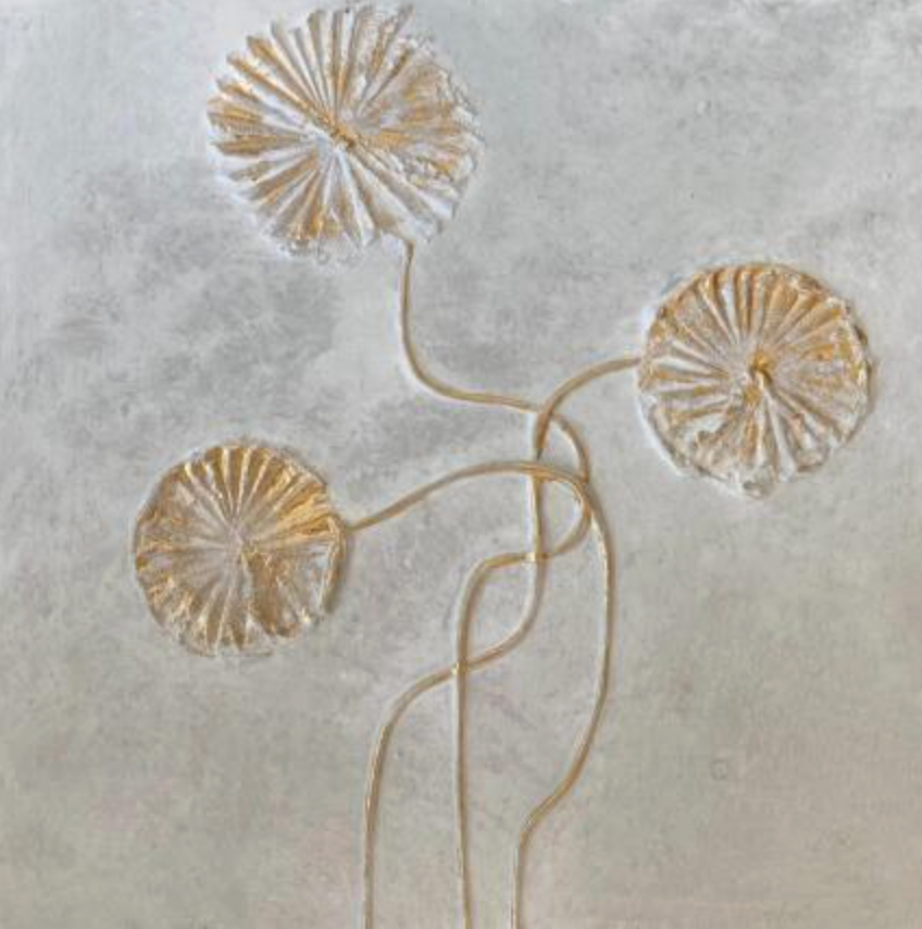 Trois fleurs dorées entrelacées